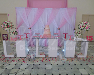 Decoração de 15 Anos Mesa de Vidro Em Rosa Claro Branco e Detalhe Rosa Pink