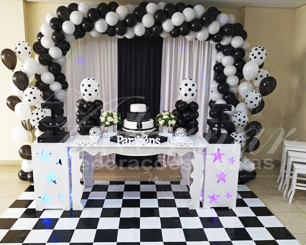 Locação Decoração Aniversário Adulto em Preto e Branco Com Uma Mesa