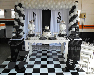 Locação Decoração Aniversário Adulto em Preto e Branco Tema Musica Notas Musicais Com Uma Mesa