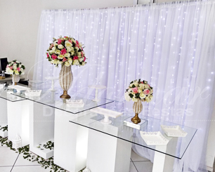 Locação Decoração Para Eventos Com Mesa de Vidro Vasos Perolados Arranjos de Flores Rosa e Branco e Painel de Led