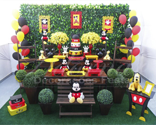 Decoração Mickey Mouse Tema em Rústico Com Duas Mesas e Muro Inglês