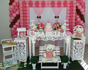 Decoração Infantil Ursinha Rosa Poá e Marrom Com Uma Mesa Floral