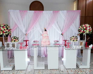 Decoração Casamento Com Mesa de Vidro Rosa e Branco e Vasos de Vidro