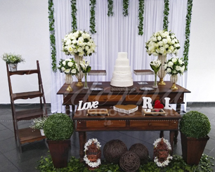 Decoração de Casamento e Noivado Em Rústico Com Vasos Perolados e Arranjos de Flores em Branco