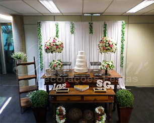 Decoração de Casamento e Noivado Em Rústico Com Vasos de Vidros e Arranjos de Flores Rosa e Branco