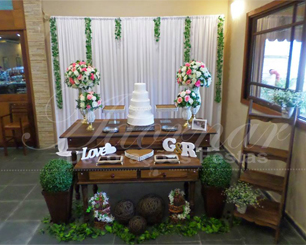 Decoração de Casamento e Noivado Em Rústico Com Vasos Perolados e Arranjos de Flores Rosa e Branco